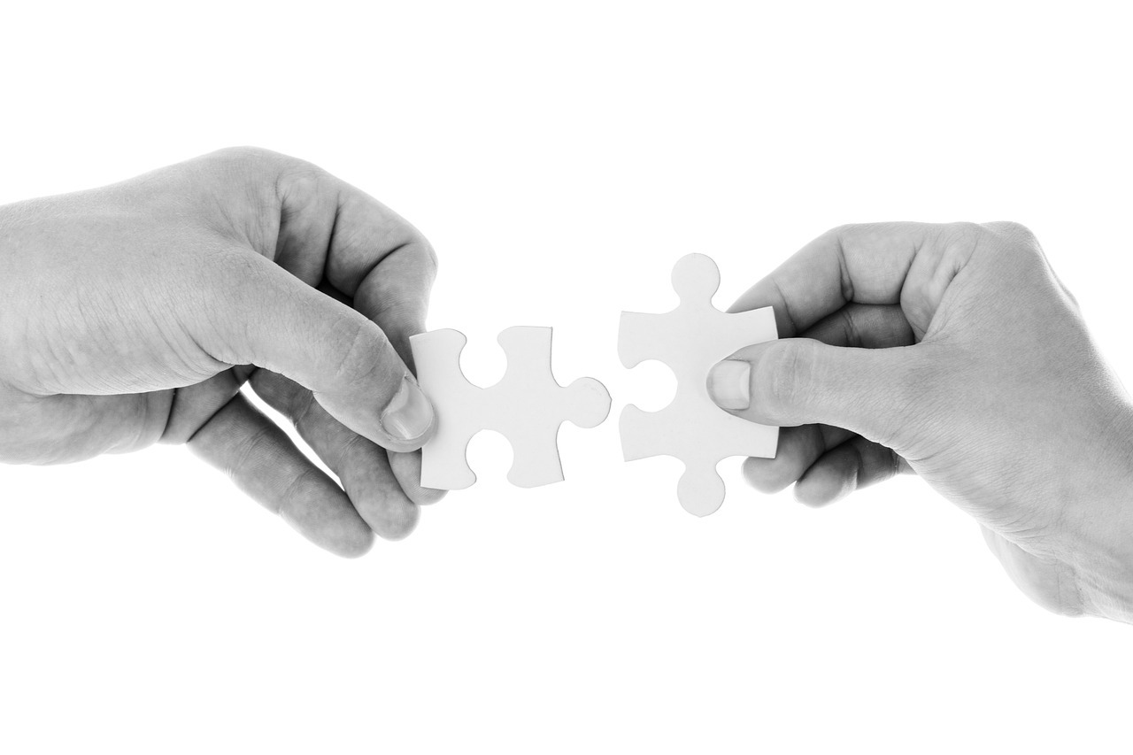 Puzzleteile die ineinander greifen