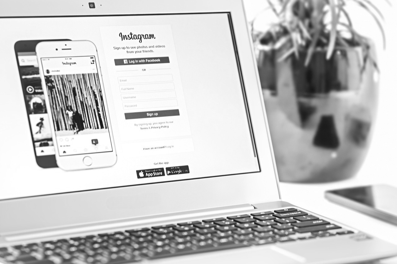 Laptop mit aufgerufener Instagram Seite