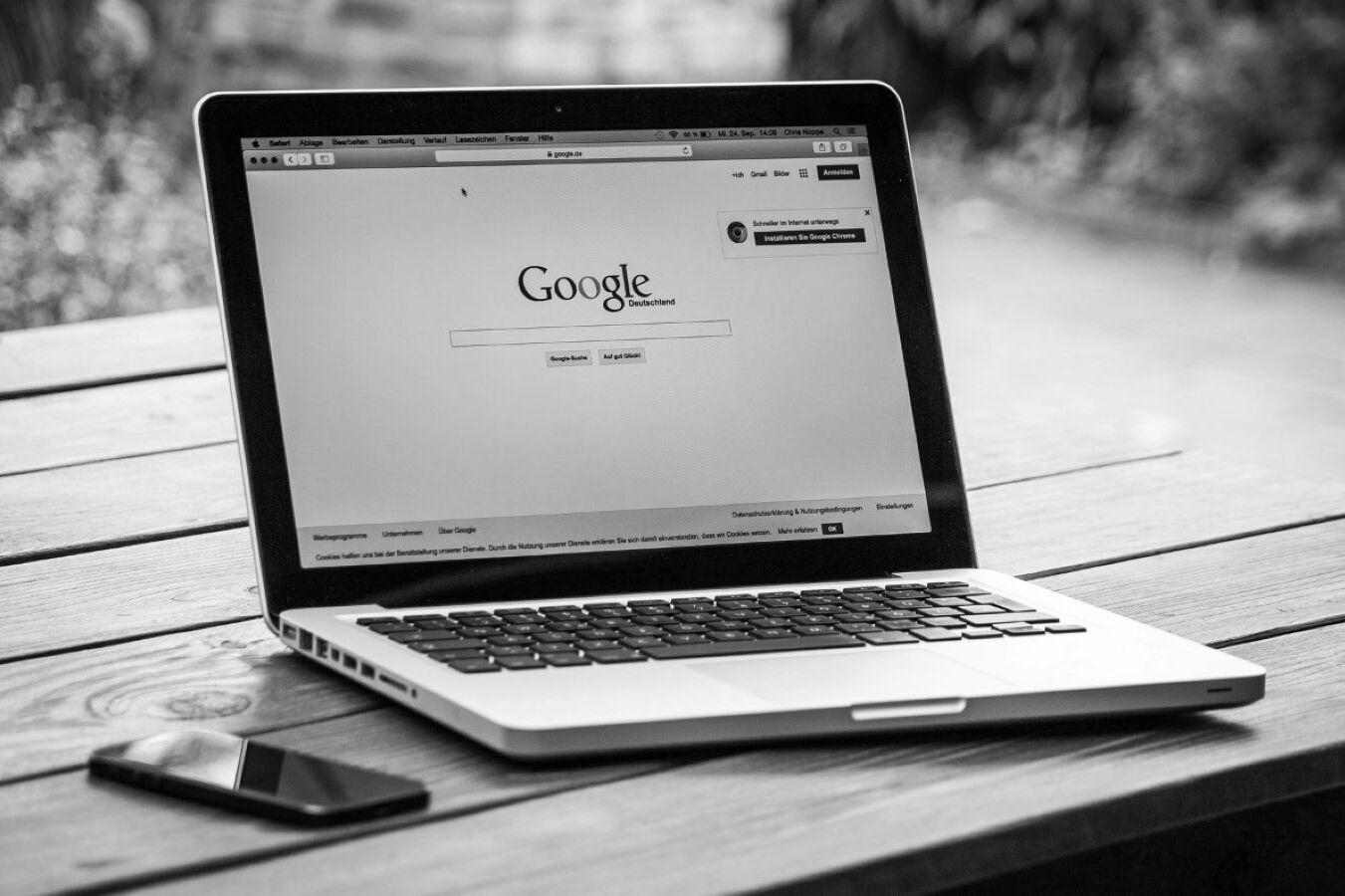 Laptop mit aufgerufener Google Seite