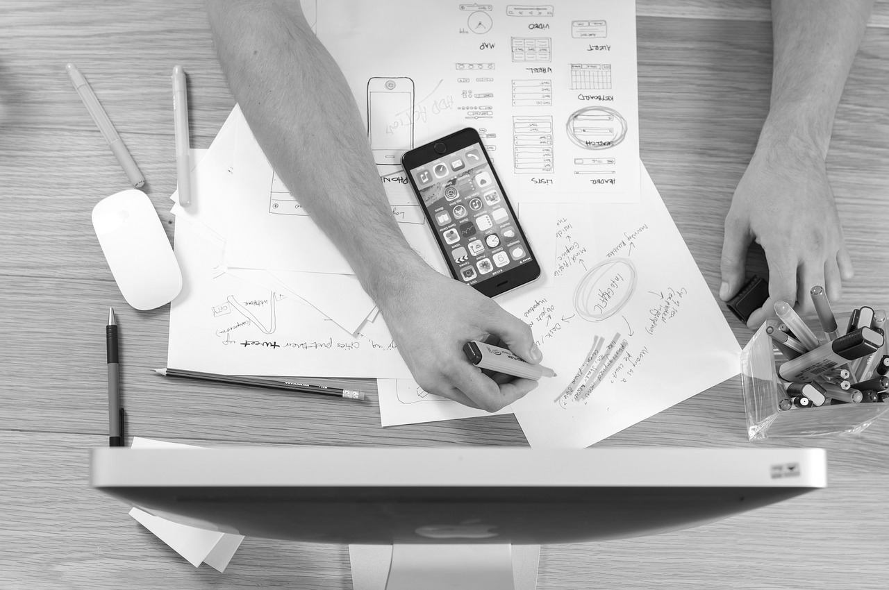 Arbeitsplatz mit Notizen, PC und Handy